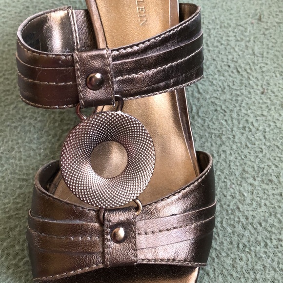 Anne Klein gold / copper sandals with 3” heels - Picture 3 of 4